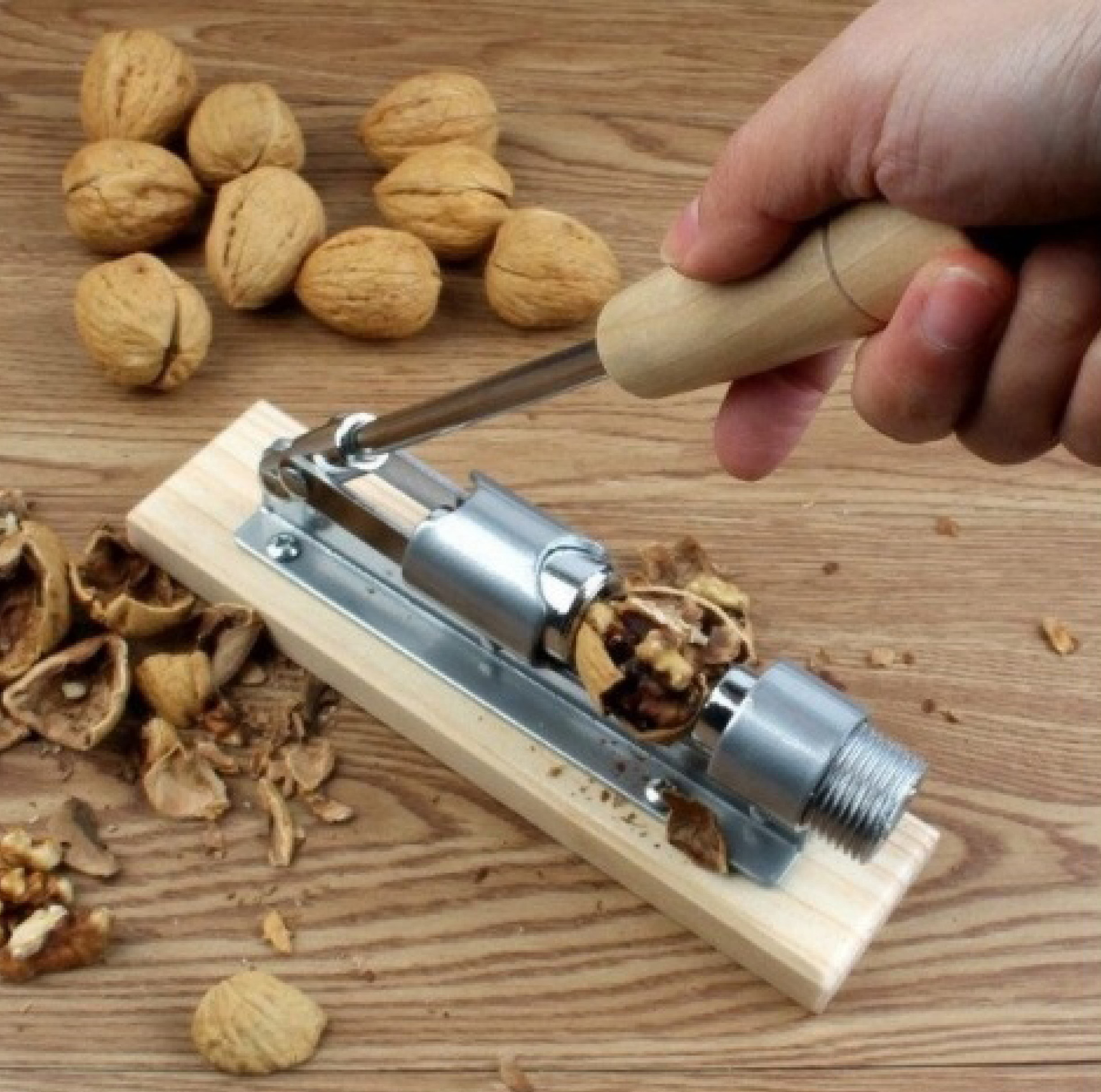 praktický robustní louskáček na ořechy pákový